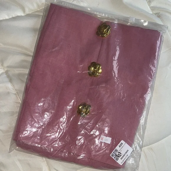 Elegant Pink Halter Dress with Gold Accents - Picture 3 of 3